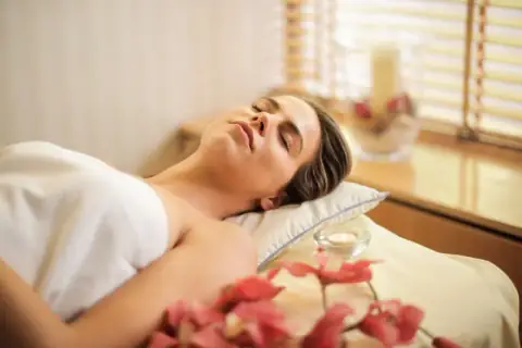 Mulher em momento de descanso e autocuidado